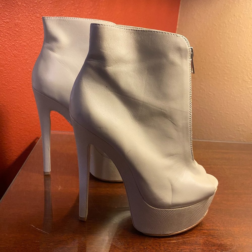 Steve Madden Vahalla Heels in Ivory with Front Zip Size 7.5M